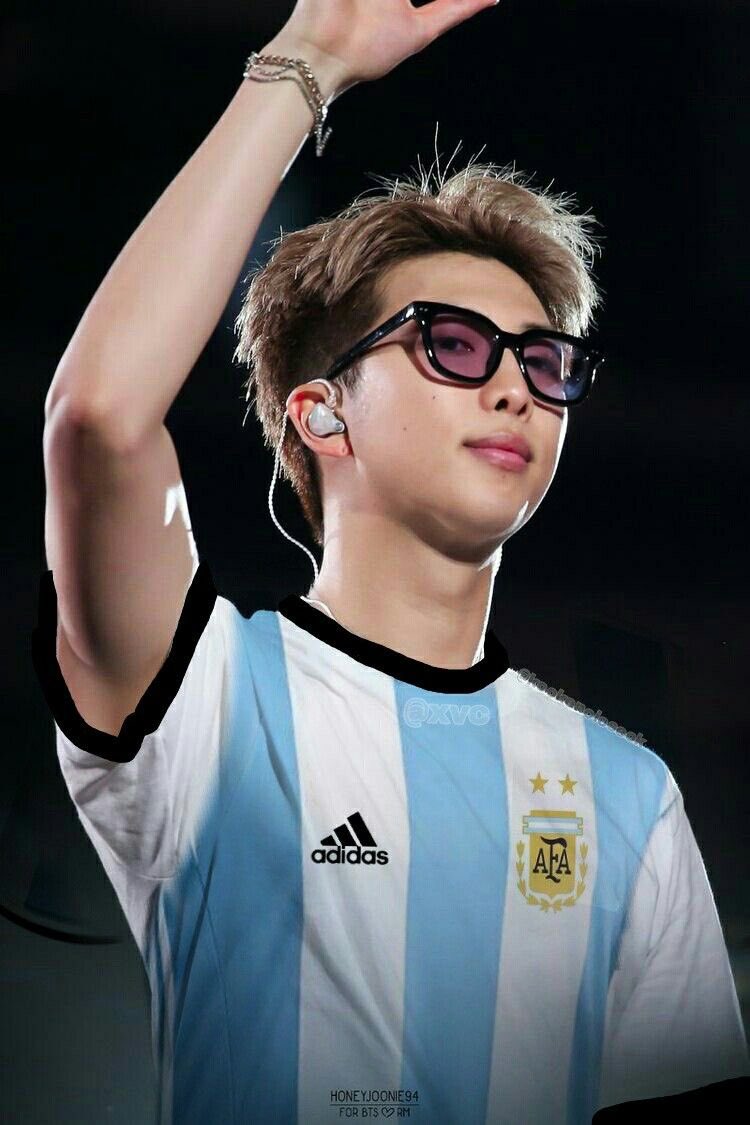butaqueradejk's tweet photo. ¡HOLA! Yo también busco mutis✨

⤷Only army, OT7 pero Jimin y YoonGi son mi debilidad, banco el yoonmin, soy de Argentina obvi, y mis wrecker son todos😆 https://t.co/6zr4epmjUX