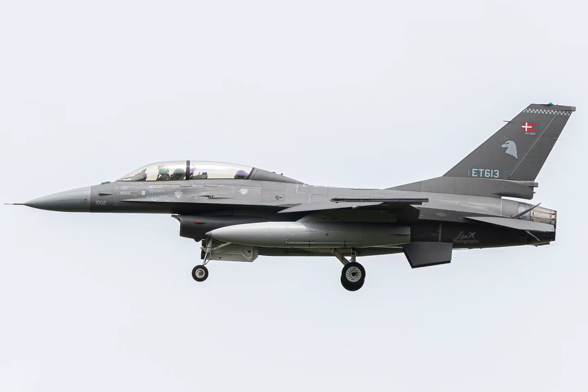 FAArgentinas's tweet photo. 🇦🇷🇩🇰 | La segunda tanda de F-16 para la Fuerza Aérea Argentina, cada vez más cerca 💪🇦🇷🇩🇰

Dos de los seis F-16AM/BM Fighting Falcon que integrarán el segundo lote que incorporará la Fuerza Aérea Argentina fueron vistos el 30 de junio y el 1 de julio en la Base Aérea de Skrydstrup, Dinamarca.

Tal como se informó previamente, las aeronaves continúan realizando vuelos en Dinamarca, ya que deben mantenerse en condiciones operativas hasta su entrega.

Cabe recordar que la segunda tanda de aeronaves, originalmente prevista para arribar al país en diciembre de este año, finalmente lo hará entre septiembre y octubre, adelantándose así la entrega prevista inicialmente para 2026.

@JMilei 
@TGCarlosPresti 
@MinDefensa_Ar 
@FuerzaAerea_Arg 
@LockheedMartin 
@F16argentina 
@pldocmd 
@EmbajadaEEUUarg 
@forsvaretdk 
@ARGinUSA 
@pabloquirno 
@nicpromanzio