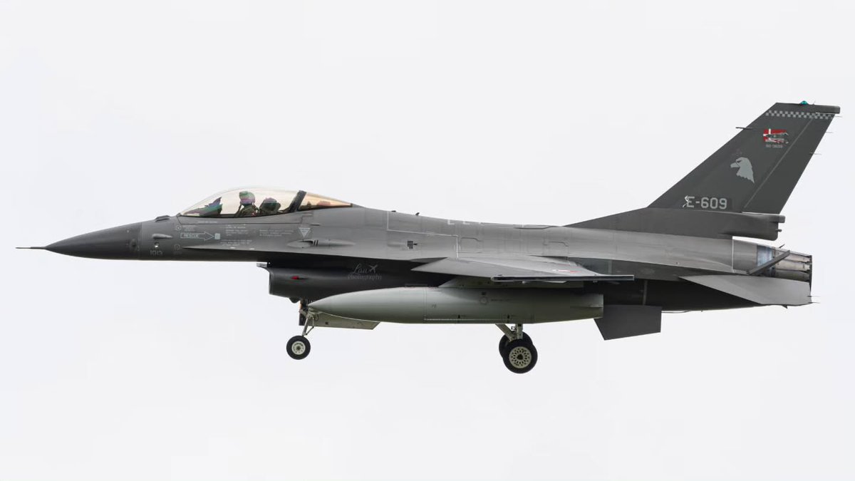 FAArgentinas's tweet photo. 🇦🇷🇩🇰 | La segunda tanda de F-16 para la Fuerza Aérea Argentina, cada vez más cerca 💪🇦🇷🇩🇰

Dos de los seis F-16AM/BM Fighting Falcon que integrarán el segundo lote que incorporará la Fuerza Aérea Argentina fueron vistos el 30 de junio y el 1 de julio en la Base Aérea de Skrydstrup, Dinamarca.

Tal como se informó previamente, las aeronaves continúan realizando vuelos en Dinamarca, ya que deben mantenerse en condiciones operativas hasta su entrega.

Cabe recordar que la segunda tanda de aeronaves, originalmente prevista para arribar al país en diciembre de este año, finalmente lo hará entre septiembre y octubre, adelantándose así la entrega prevista inicialmente para 2026.

@JMilei 
@TGCarlosPresti 
@MinDefensa_Ar 
@FuerzaAerea_Arg 
@LockheedMartin 
@F16argentina 
@pldocmd 
@EmbajadaEEUUarg 
@forsvaretdk 
@ARGinUSA 
@pabloquirno 
@nicpromanzio