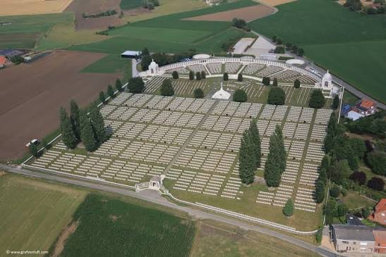 HistoryMattersX's tweet photo. @WonPeople 🇧🇪 #TyneCot Cemetery and Memorial, located near Zonnebeke, northeast of Ypres (Ieper) in Belgium.
🪦 It is the largest Commonwealth War Graves Commission (@CWGC) cemetery in the world and honors nearly 12.000 fallen soldiers from the First World War.
https://t.co/7e1Hyvnltl https://t.co/q5Y34J0Jcn
