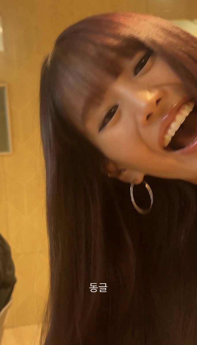 DongGle_KIOF's tweet photo. @59lovenatty 이게 진짜 팬한테 멜론주는 표정이 맞ㅈ냐구요 https://t.co/SmNJtVAkes