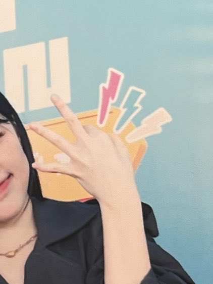daviprba's tweet photo. baru ngeh, bisa pas gitu petir sama tangan nya ella @AM_EllaJKT48 https://t.co/UqbGPUAUuU