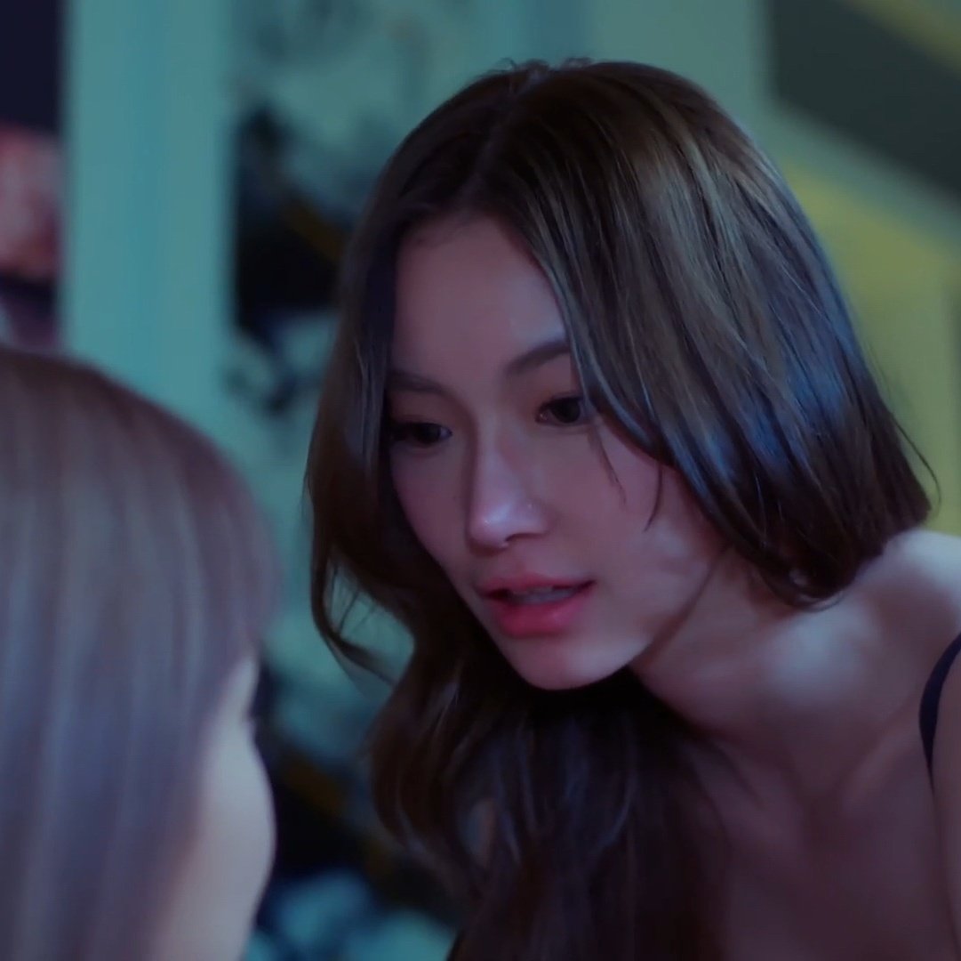 yelenamcubelova's tweet photo. "She's insane for this" and it's just Jingjing pulling off her glasses 

EWB FINAL EP #EnemiesWithBenefitsFinalEP https://t.co/yLNspHw1jl