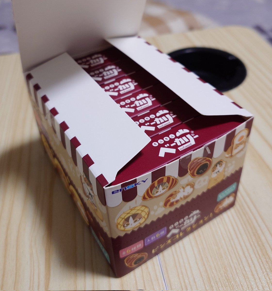 RyuoneRegulus's tweet photo. かわいいの見つけちゃって衝動買いしましたw
箱買いしても揃わない可能性あるって表記されてたんですけど全種出てよかった！！
#mofusand #ピンズ https://t.co/EFgbINYFo2