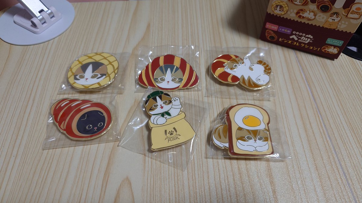 RyuoneRegulus's tweet photo. かわいいの見つけちゃって衝動買いしましたw
箱買いしても揃わない可能性あるって表記されてたんですけど全種出てよかった！！
#mofusand #ピンズ https://t.co/EFgbINYFo2