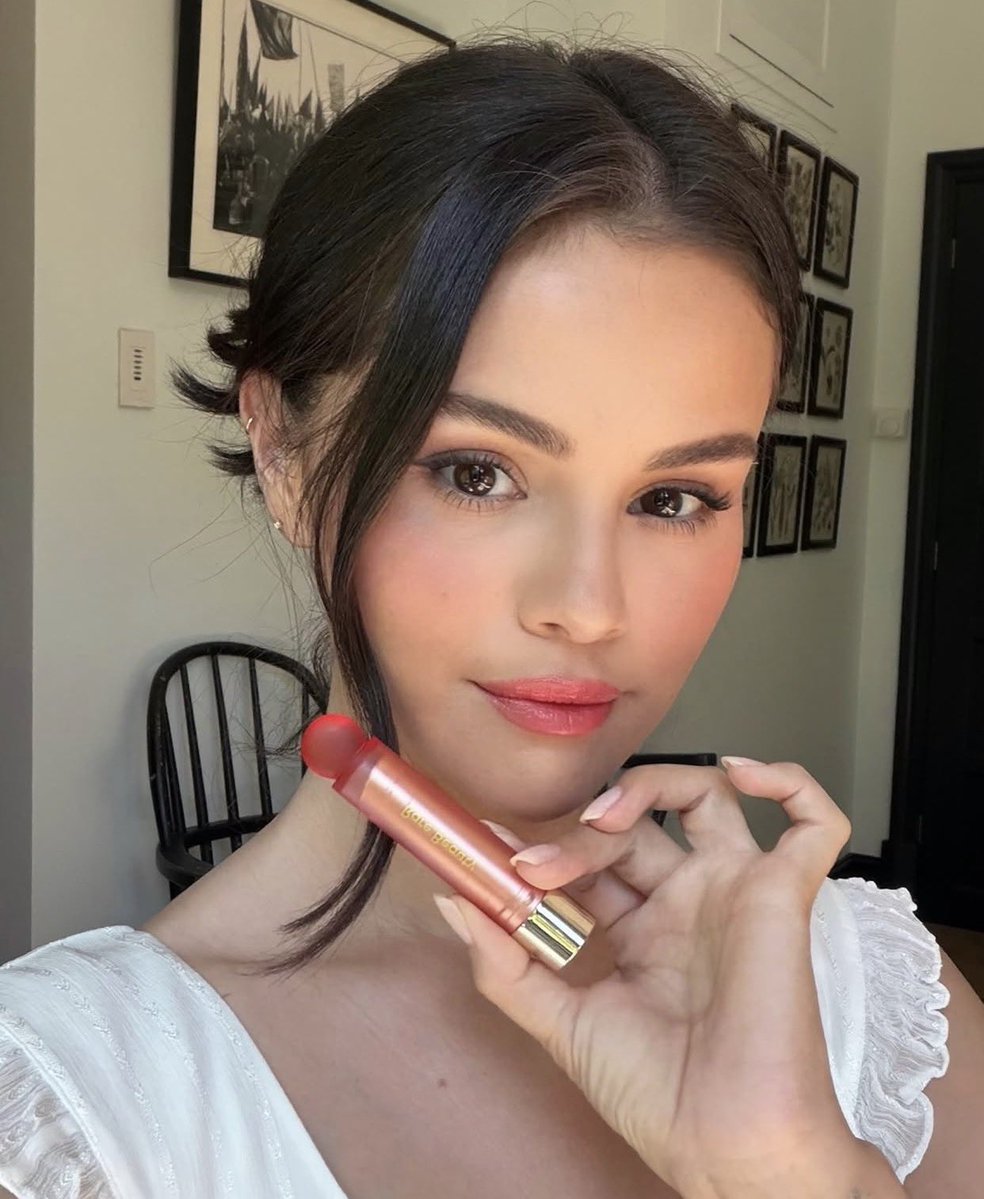 SELENAT0RSARMY's tweet photo. Selena Gomez for Rare Beauty. https://t.co/UhSXqSrhKU