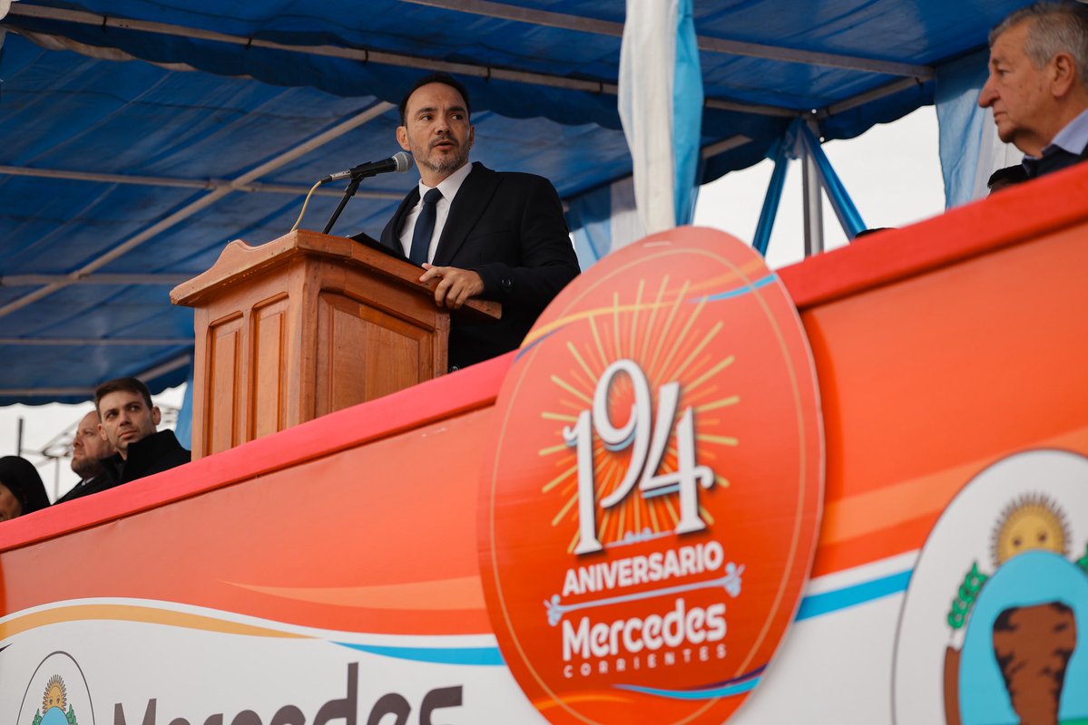 JPValdesok's tweet photo. Celebramos el 194° aniversario de #Mercedes con el tradicional izamiento, acto y desfile, honrando su historia y proyectando su futuro. Por eso, anuncié que, con fondos correntinos, finalizaremos 50 viviendas que habían iniciado desde Nación y quedaron paralizadas. https://t.co/CzTbodgwId