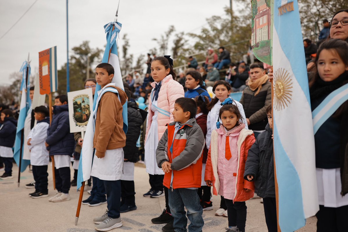 JPValdesok's tweet photo. Celebramos el 194° aniversario de #Mercedes con el tradicional izamiento, acto y desfile, honrando su historia y proyectando su futuro. Por eso, anuncié que, con fondos correntinos, finalizaremos 50 viviendas que habían iniciado desde Nación y quedaron paralizadas. https://t.co/CzTbodgwId