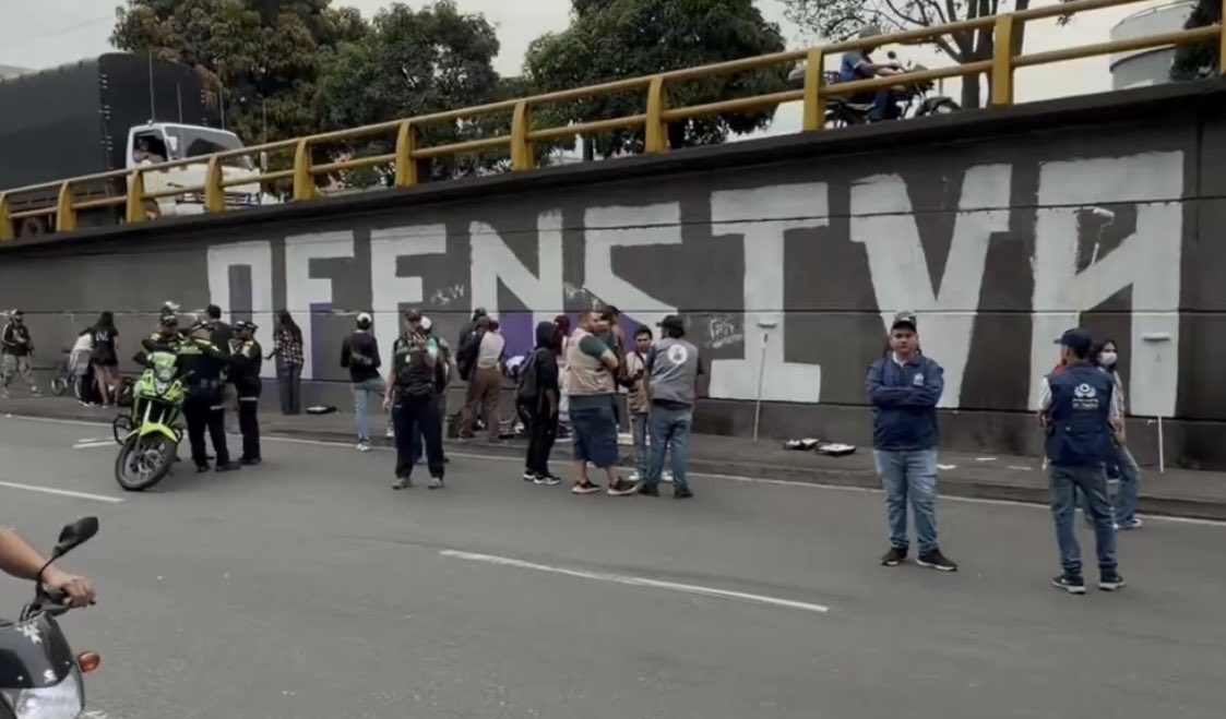 mauroville's tweet photo. Que alguien le explique a @anacrisrestrepo que Antifa es un grupo terrorista designado por el @StateDept de los Estados Unidos. 
@SecRubio @DeputySecState tomar nota de esta periodista de @bluradio que confronta al @AlcaldiadeMed @FicoGutierrez para hacer apología a terroristas. https://t.co/WacgRRWEMx