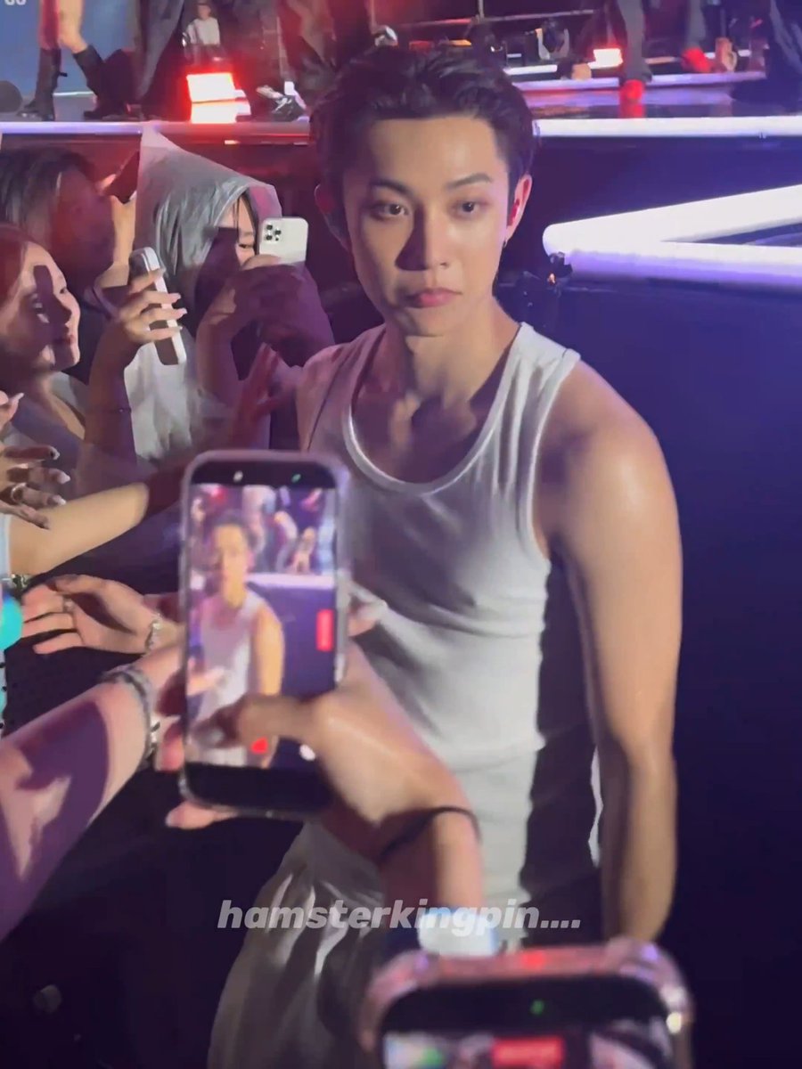 erryul's tweet photo. cowo tan skin ini kenapa attractive banget yaa 🙁🖐🏻 https://t.co/ENLyHI2PDo