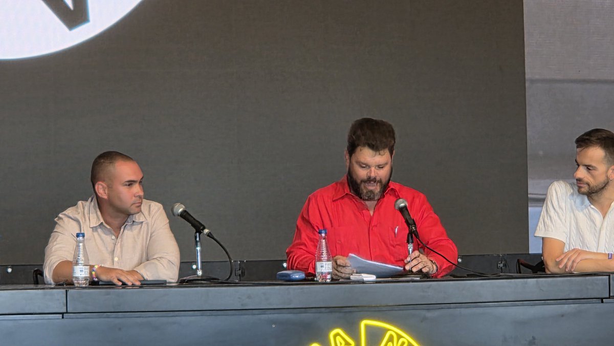 AnibalGarzon's tweet photo. En la Semana Negra de Gijón (Asturias) escuchando al diputado cubano Elián González y al Doctor Fidel Castro @FACSmirnov sobre la soberanía de Cuba y contra el bloqueo norteamericano. https://t.co/LNCnijxWD6