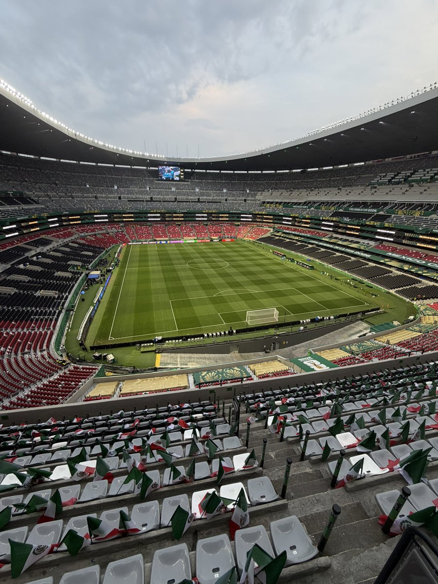 SANTIAGOGAMBO's tweet photo. Chile se jacta de ser el país más moderno, tecnológico y desarrollado de Latinoamérica, pero el Estadio Nacional ya quedó obsoleto. Es momento que se construya un estadio de 60.000 u 80.000 personas. Los chilenos lo necesitan. https://t.co/eH5AJ164QE