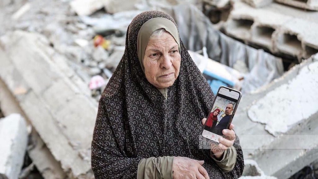 swilkinsonbc's tweet photo. Palestinian elder Umm Atta Al-Nashash searches the ruins of her home in Gaza looking for her 4 sons, bombed to death by the israelis 2yrs ago https://t.co/e9Igg1uyYr