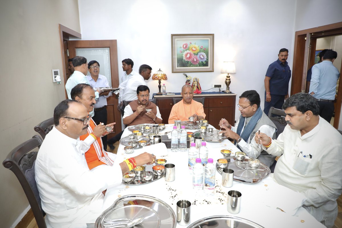 mppchaudhary's tweet photo. माननीय उपमुख्यमंत्री श्री केशव प्रसाद मौर्य जी के आवास पर चाय पार्टी में माननीय भाजपा राष्ट्रीय अध्यक्ष श्री नितिन नबीन जी के सानिध्य में भेंट का सुअवसर प्राप्त हुआ।

इस आत्मीय मिलन में माननीय मुख्यमंत्री योगी आदित्यनाथ जी, राष्ट्रीय महामंत्री (संगठन) श्री बी.एल. संतोष जी, माननीय उपमुख्यमंत्री श्री ब्रजेश पाठक जी एवं प्रदेश महामंत्री (संगठन) श्री धर्मपाल सिंह जी का पावन सानिध्य मिला। 
#TeamNitinPankaj

@NitinNabin 
@myogiadityanath 
@blsanthosh 
@kpmaurya1 
@brajeshpathakup 
@idharampalsingh 
@BJP4India @BJP4UP