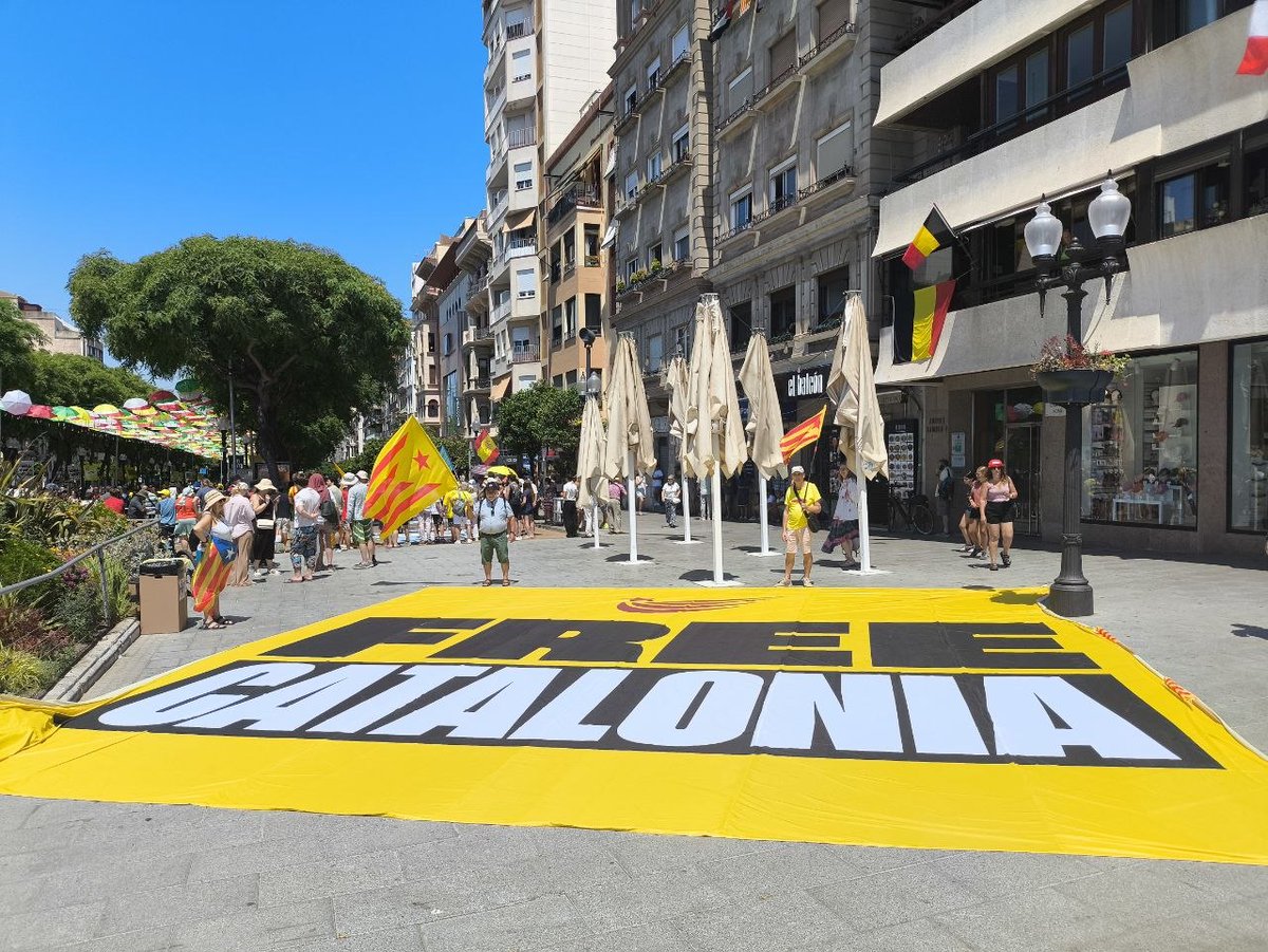 assemblea's tweet photo. 🔴 Han identificat dos militants de l'Assemblea a Tarragona senzillament per desplegar al terra una pancarta gegant amb el missatge "Free Catalonia" durant la 2a etapa del Tour.

Ho han volgut invisibilitzar, però el missatge l'ha pogut veure el món sencer! https://t.co/S2BYvKc68C
