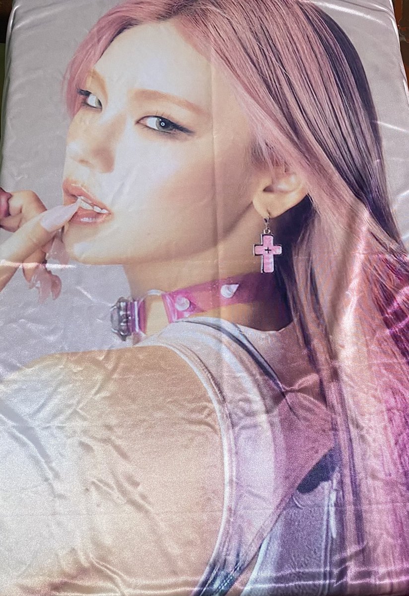 lialuvzpink's tweet photo. AHHH JUST A FEW DAYS LEFT 🥹🖤
SEE YOU ALL PO 🤍🖤
( pa pic kayo sa yeji tapestry namin 🙏)

#ITZY 
#ITZY_TUNNELVISION_MANILA https://t.co/UPtkVJuElI