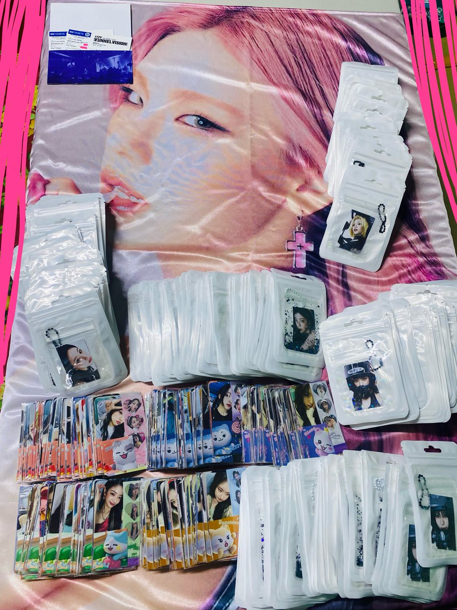 lialuvzpink's tweet photo. AHHH JUST A FEW DAYS LEFT 🥹🖤
SEE YOU ALL PO 🤍🖤
( pa pic kayo sa yeji tapestry namin 🙏)

#ITZY 
#ITZY_TUNNELVISION_MANILA https://t.co/UPtkVJuElI