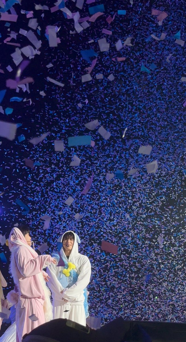 jjbothsides's tweet photo. KETUTUP CONFETTI PUN MASIH KECINTAAN????? GABISA GW GABISA https://t.co/Oo4aiTejov