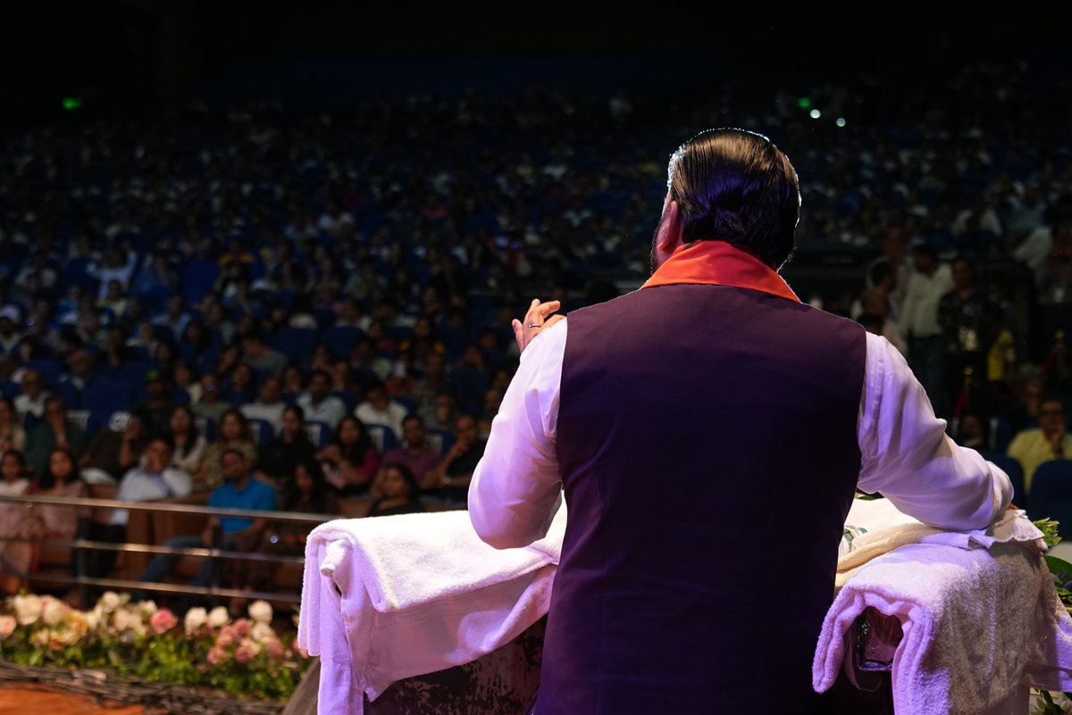 samrat4bjp's tweet photo. 📍 बापू सभागार, पटना

दैनिक जागरण द्वारा आयोजित "Grace – The Musical Evening" में यूफोरिया बैंड के लाइव कॉन्सर्ट कार्यक्रम का शुभारंभ किया।

इस अवसर पर बिहार के विकास, शिक्षा, स्वास्थ्य, आधारभूत संरचना एवं सुशासन से जुड़े अनेक महत्वपूर्ण संकल्पों को साझा किया। वर्ष 2030 तक सभी जिलों में मेडिकल कॉलेज एवं अस्पताल स्थापित करने, सभी 534 प्रखंडों में मॉडल स्कूल विकसित करने, कोईलवर से दीघा एवं मुंगेर से भागलपुर तक 126 किलोमीटर लंबी मरीन ड्राइव के निर्माण तथा प्राचीन विक्रमशिला विश्वविद्यालय के पुनर्स्थापन को गति देने की प्रतिबद्धता दोहराई।

@JagranNews
#विकसित_भारत #समृद्ध_बिहार #TransformingBihar #NewBihar