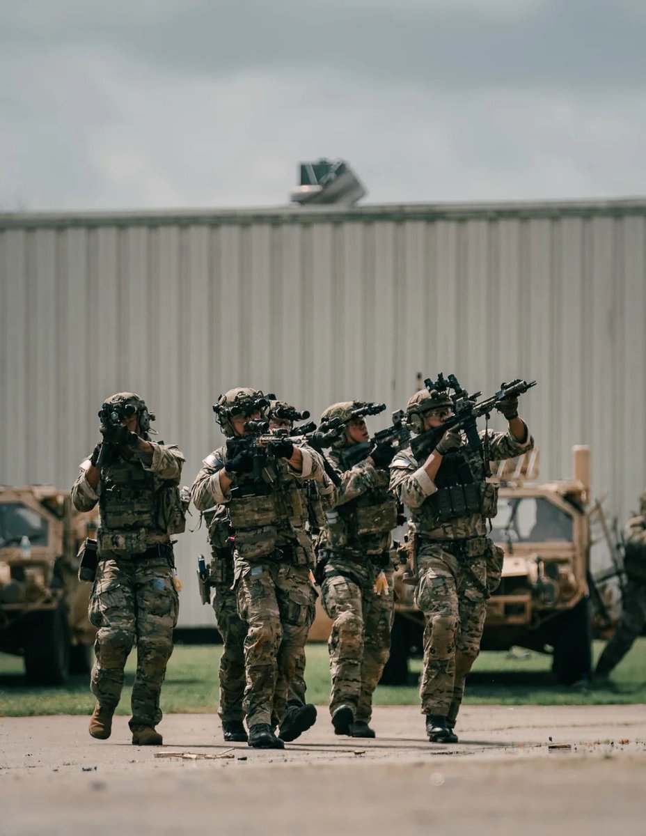 WarFlash_2630's tweet photo. 🇺🇸US-75th Rangers during training at a facility in Georgia https://t.co/v5fHkBhPo2