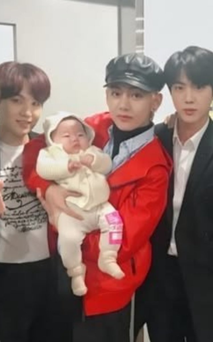 taegooacervo's tweet photo. As pessoas não acreditam quando eu digo que sou filha biológica do Taehyung. Para comprovar que ele é meu pai, trouxe aqui uma foto dele me segurando quando eu era pequena https://t.co/wcKO9ikj2H