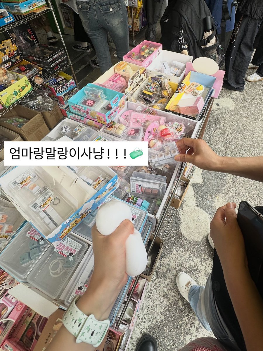 youmakemea_'s tweet photo. 울엄마감동인점오천가지중에몇가지만적어볼게
딸내미냉장고채워줘야한다고오전에족발삶아서차타고올라옴... 마늘쫑비빔밥먹고시퍼할거같다고마늘쫑무쳐옴...문구거리가서말랑이사줌...엄마~두글자만말해도배고픈건지졸린건지알아채고대답해줌... 어떻게 알아채는건지는 영원히 미스테리임 https://t.co/gp1DmptwI2