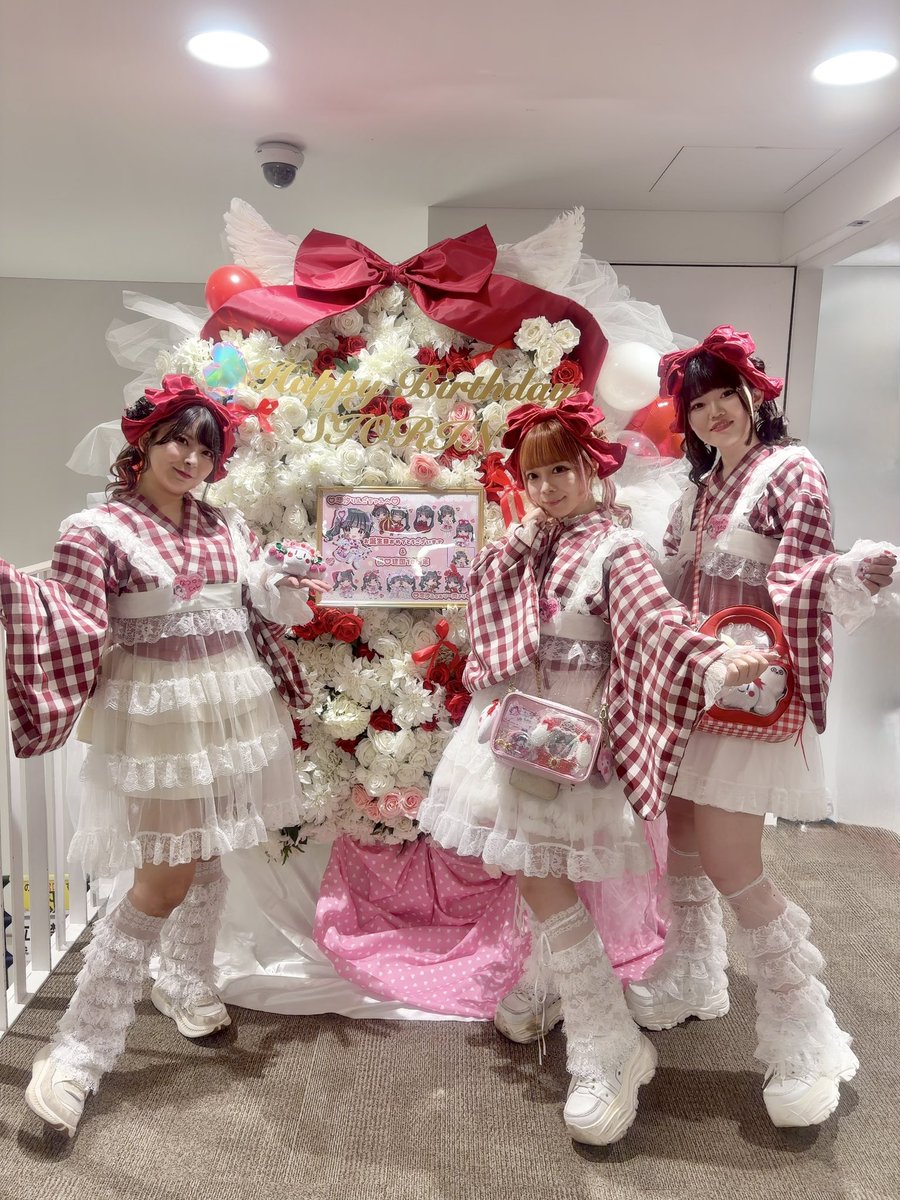 nyantlip's tweet photo. #恋汐りんご生誕2026
今年も最高の生誕でした🍎🪽
絶アイを汐ちゃんが歌ってくれたのが嬉しくて普通に声出たしめっちゃ沁みてアイドルのライブで初めてちゃんと泣いたかもしれない😭💘ずっとアイドルでいてくれて本当にありがとう😭💘
今年は浴衣な三つ子ちゃんでした👘💗ネイルも揃えてみた💅 https://t.co/gyMalEJ9rh