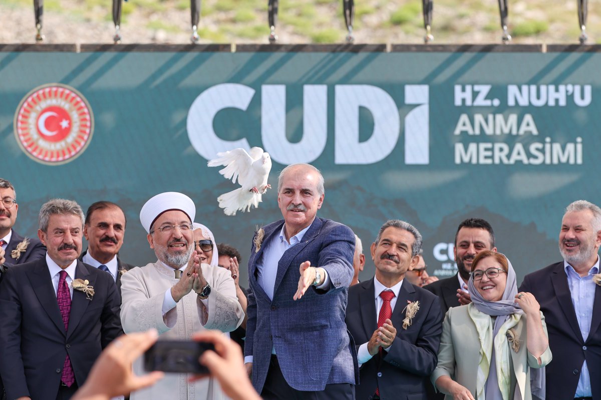 NumanKurtulmus's tweet photo. Şırnak’ta düzenlenen Hz. Nuh’u Anma Merasimi’nde hemşehrilerimizle bir araya gelmenin bahtiyarlığını yaşadık.

Hz. Nuh’un gemisi bizlere sabrı, hikmeti, dayanışmayı ve kurtuluşu öğretti.

Bu ülkede yaşayan 86 milyonun geçmişi bir, geleceği bir, kaderi birdir. Bizi bizden ayıracak hiçbir şey yoktur.

Kardeşliğimizi gözümüzün içi gibi koruyacağız. Biz bir oldukça, gönüllerimiz kardeşlikle buluştukça Allah’ın izniyle bu memleketin hiçbir evladı hiçbir yerde terörle karşılaşmayacaktır.

Rabbim birliğimizi ve dirliğimizi daim etsin.