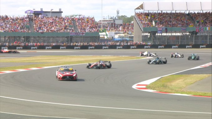 SoyMotor's tweet photo. 🚨La FIA explica por qué la carrera ha terminado detrás del coche de seguridad

➡️El reglamento relativo al período de Safety Car, artículo B5.13.5, establece que debe completarse una vuelta después de que finalice el procedimiento de desdoblamiento. Este procedimiento fue seguido por la Dirección de Carrera. 

😳El mensaje «Safety Car In This Lap» se mostró por error debido a un fallo del software

#F1  #BritishGP