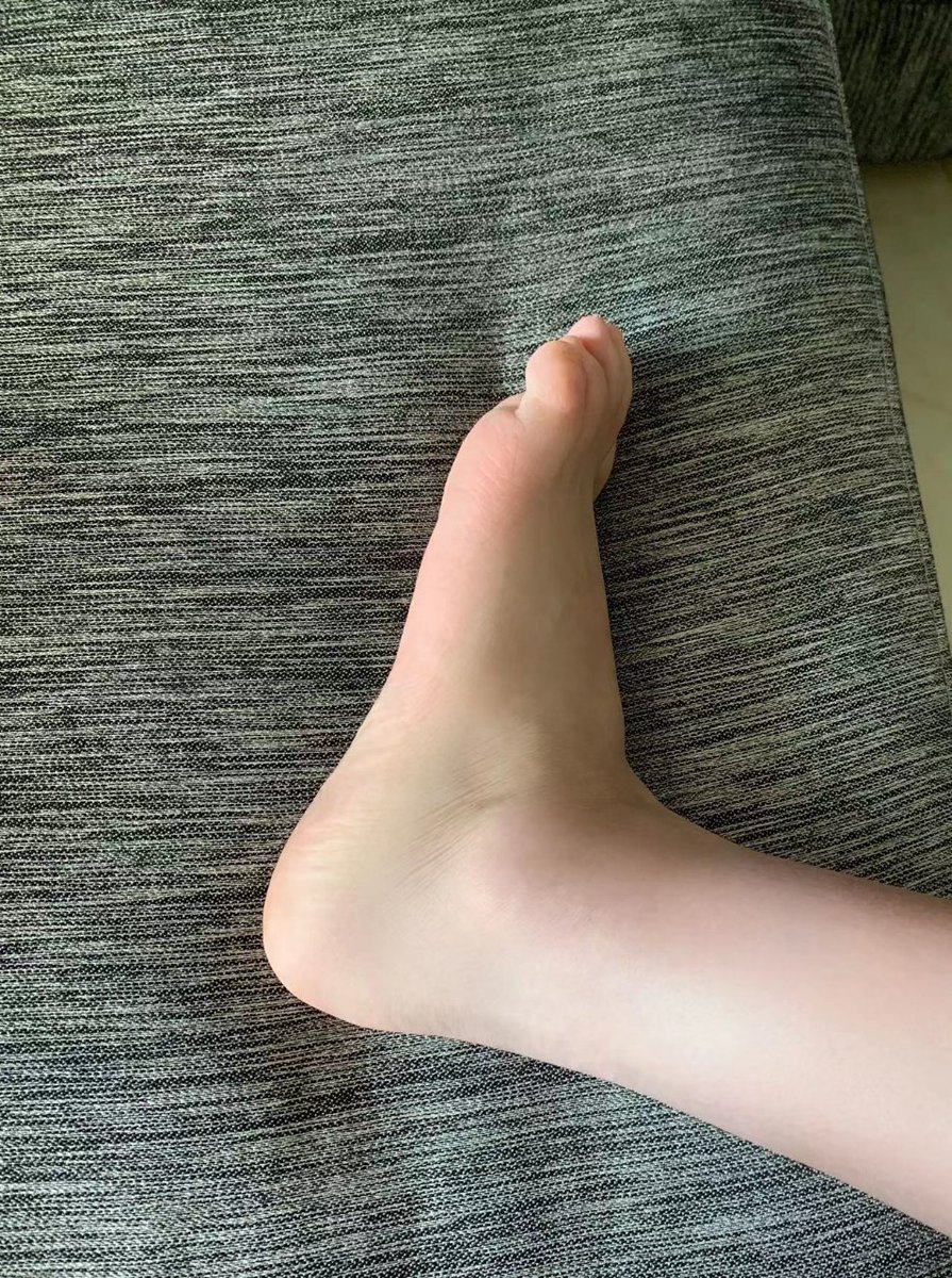 baoyuhezi8's tweet photo. 这双光洁玉足在灰色床单上肆意伸展，脚趾微微蜷曲，脚心粉嫩柔软，脚踝线条流畅，散发着让人想狠狠舔咬的淫靡香气。

#足控 |#套路足拍 |#高中生 |#玉足

16P . 2V https://t.co/pa2ynLy6Vz