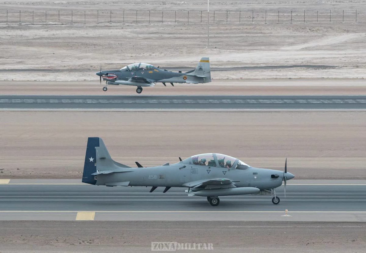SA_Defensa's tweet photo. 📍#Chile (🇨🇱)

The Super Tucanos made a big showing at #Salitre2026, showing off the @FuerzaAereaCol (🇨🇴), @FACh_Chile (🇨🇱), &amp; @Fuerzaaerea_py (🇵🇾) units all working together.

📸: @Zonamilitar1 https://t.co/IJFBiZuiL0