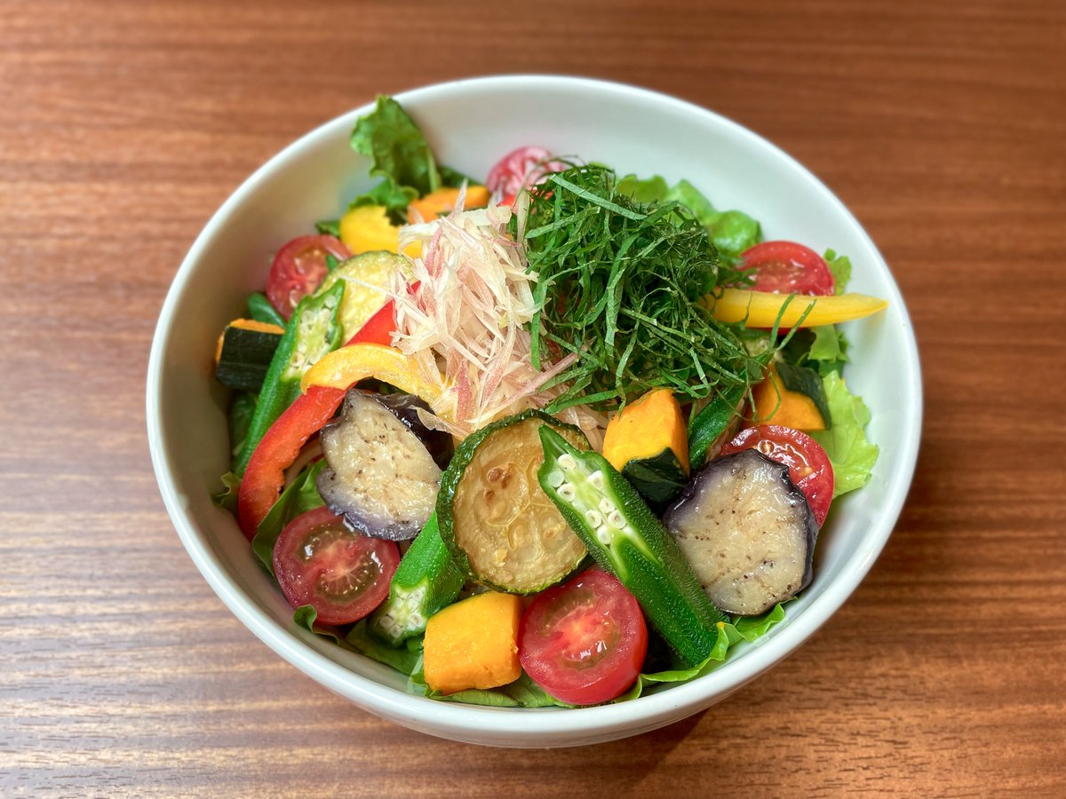 SalaSpaJapan's tweet photo. 🌿本日7月6日(月)発売開始🌿

夏、開幕。SalaSpa日和☀️

毎年大人気！
「8種類の夏野菜のさっぱり和風サラスパ」が今年もスタート

彩り豊かな8種類の夏野菜を味わえる、
夏限定の一皿🥗🍝

ぜひ、この季節だけの味わいをお楽しみください🌿

#SalaSpa #サラダパスタ専門店 #サラスパ #夏限定 #夏野菜 https://t.co/CNtb4cnaAe