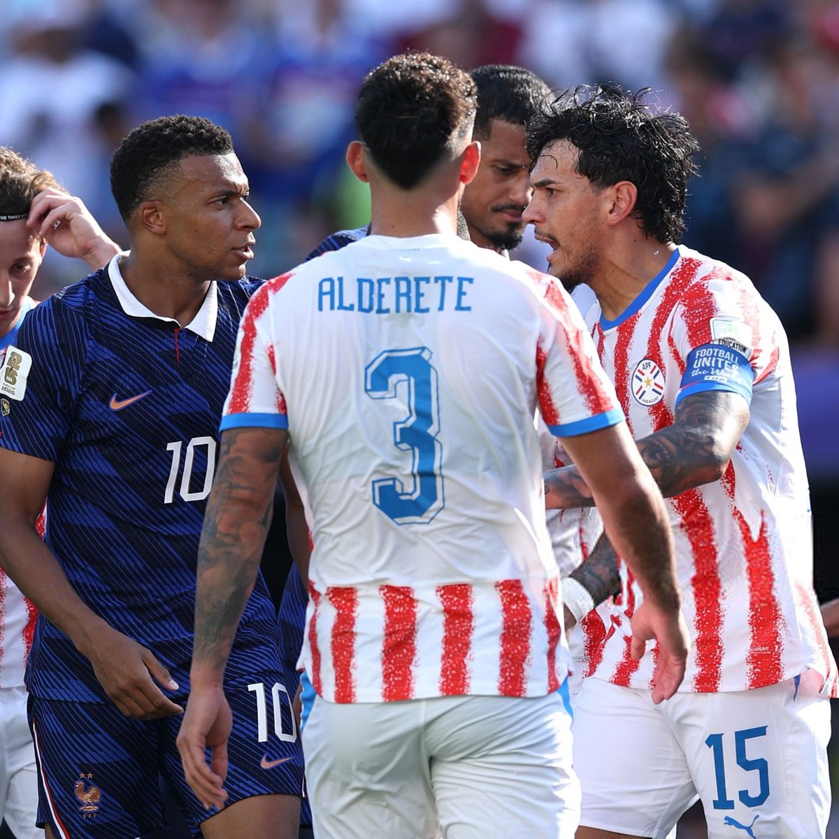 ActuFoot_'s tweet photo. 🚨 DIDIER DESCHAMPS A DEMANDÉ À IBRAHIMA KONATÉ ET JEAN-PHILIPPE MATETA DE PROTÉGER KYLIAN MBAPPÉ HIER APRÈS LE MATCH ! 😳🇫🇷

Objectif : ne pas laisser le capitaine des Bleus tout seul face aux provocations des Paraguayens. 👊

🗞️ @FabriceHawkins https://t.co/4d0u0zxekm