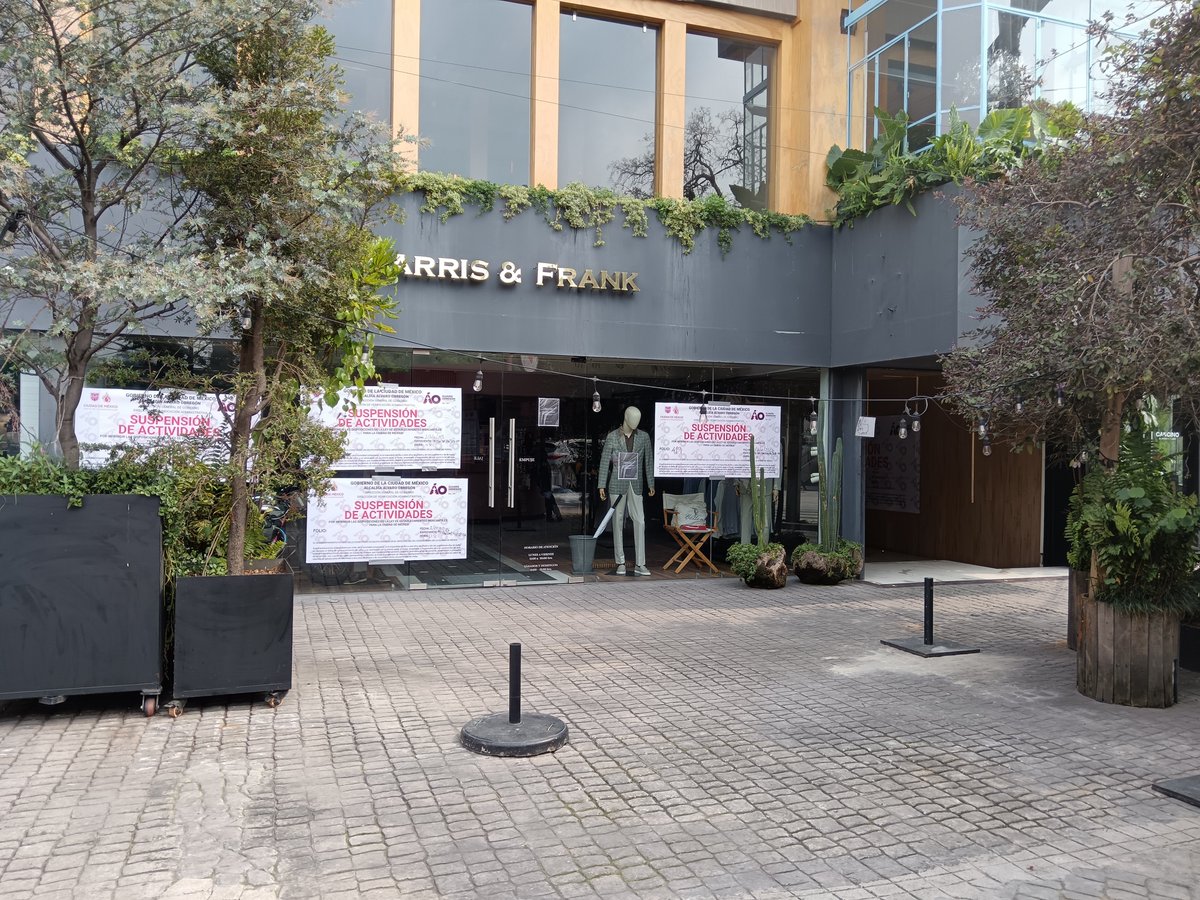 Rulocrates's tweet photo. @Alvaro_Obregon_ Mis FELICITACIONES a la Alcaldía porque finalmente clausuraron y suspendieron al Centrito Comercial de Av de las Fuentes y Blv de la Luz, donde el NACO y PREPOTENTE dueño quiso adueñarse de la banqueta y parte de la calle. 👏🏼👏🏼👏🏼 https://t.co/aaYZczRp2f