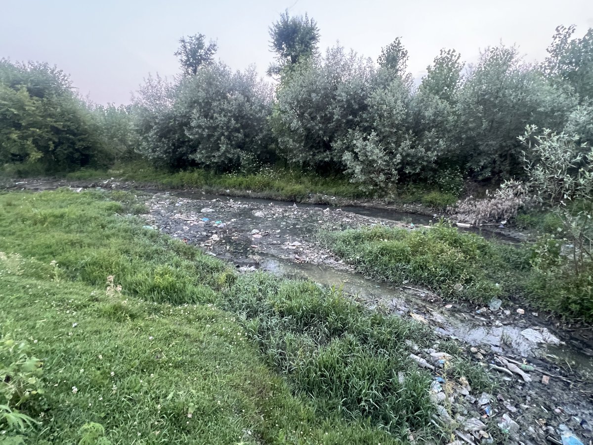 QaiserJin's tweet photo. Our canals are turning into garbage dumps, and our rivers into poison. Waste dumped in the Check Fatehpora irrigation canal ultimately flows into Nallah Sindh, threatening public health, agriculture, and the environment. Immediate action is the need of the hour.

@dcganderbal  

#Environment #Save