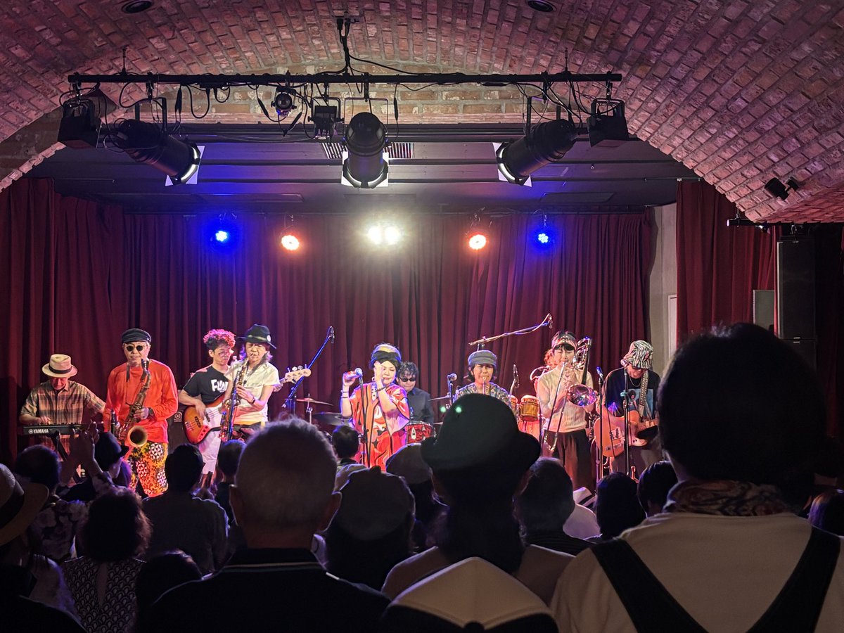 Hiroshi_ester's tweet photo. メイベルズと一緒に出会ったストライクス。こんなにもビートがきいていたのか。Little Shimmyのイントロで明日月曜日というのを忘れてしまいました。MUDDY LUMPSで時が止まっていたFave Ravesも観れたしWack Wackのキレも凄かった。Motel’s Sofaも最高でアキシロさんとチギーに大感謝。 https://t.co/dshi95IFj4