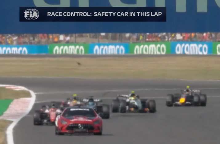 blog_formula1's tweet photo. 🚨 COMUNICADO DA FIA: FOI UM ERRO DE SOFTWARE 🚨

A FIA se pronunciou após o papelão: "Em relação ao regulamento sobre o período de Safety Car, Artigo B5. 13.5, estabelece que uma volta deve ser completada após o procedimento dos retardatários se colocarem na mesma volta do líder novamente.

Esse processo foi seguido pela operação de corrida. A mensagem de “Safety Car nesta volta” (que indicava que o Safety Car iria para os boxes) foi exibida erroneamente devido a um erro de software"