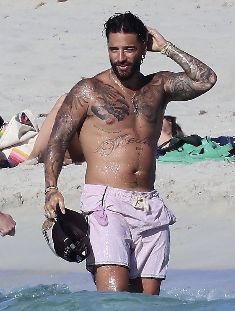 poxelse's tweet photo. maluma debe ser el único hombre en la industria que siguen pasando los años y sigue en su prime https://t.co/kXsRrD1j1U