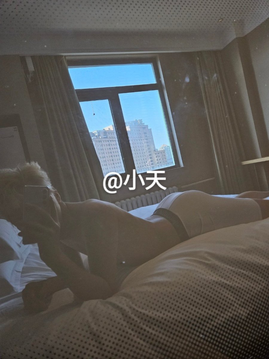 Xiao_Tian_2007t's tweet photo. 反差直男体育生小天@Xiao_Tian_2007t 线下 趴在床上翘着无毛🍑被大jb哥哥爆干嗷嗷叫……
🍑:小天@Xiao_Tian_2007t
🍆:金主保密 https://t.co/V8vgZsQ0qq
