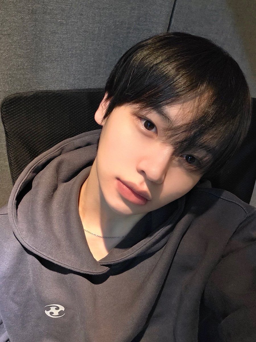 addluan03's tweet photo. 내가 좋아하는 유찬이 셀카 동그라미고 직모임 https://t.co/zdjvVcmFmX