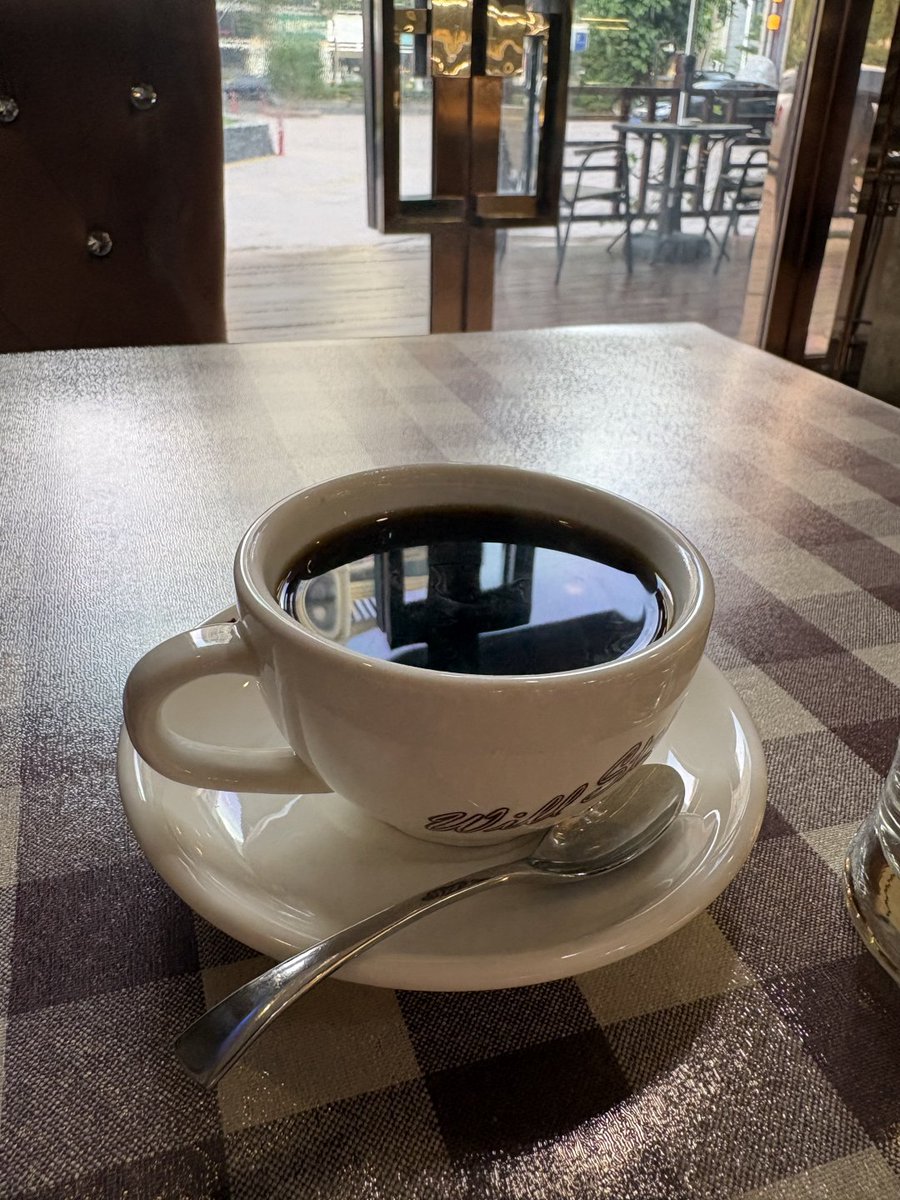 VFhvvaszx's tweet photo. 静かにコーヒーを飲んで、一息つく。 https://t.co/K92tDaYWD1