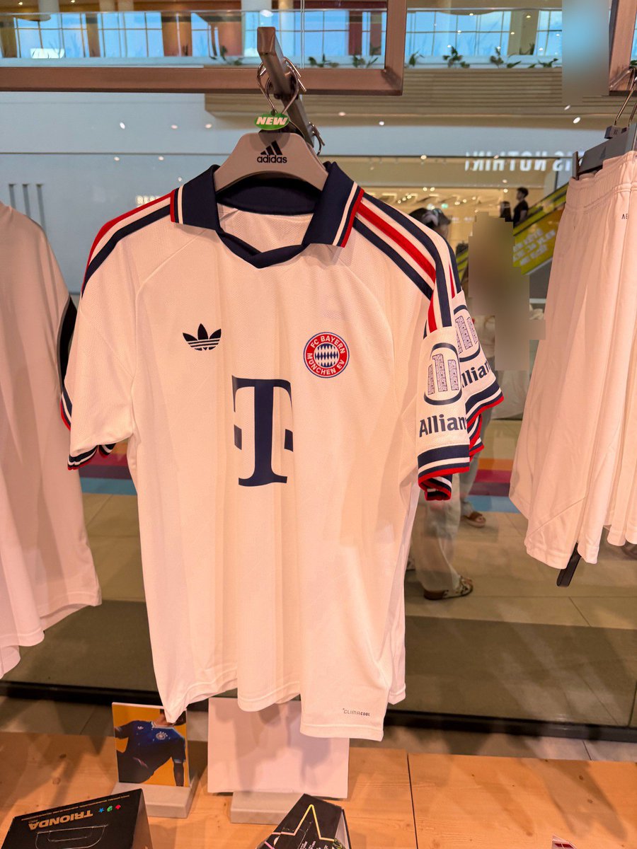 iMiaSanMia's tweet photo. 📸 Bayern's new away kit spotted on sale ⚪🔵🔴 https://t.co/OI9Sg2muGo