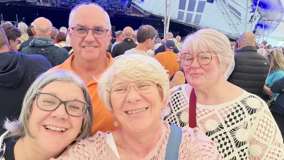 gac768's tweet photo. Had a wonderful birthday weekend with family. Lightening Seeds &amp; Deacon Blue last night in Llangollen, this morning’s visit from James &amp; Sophia followed by a lovely Sunday lunch at the Wynnstay, Ruabon and a relaxing afternoon in the garden. Perfect 💕 https://t.co/lC0go4uj9j