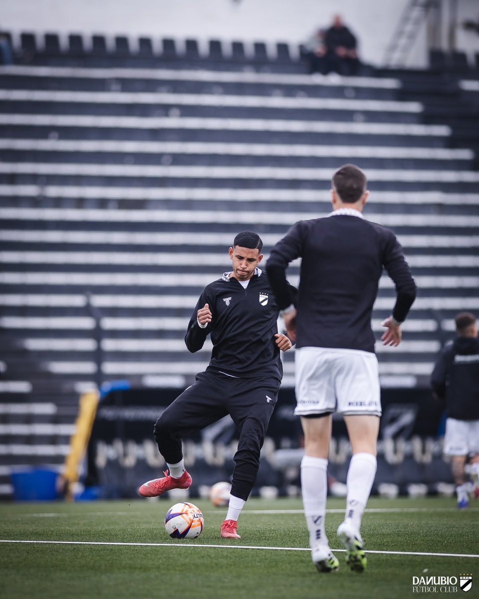 DanubioFC's tweet photo. Vuelve el club, vuelve el fulbo, vamos. https://t.co/5kkl2iAvgF