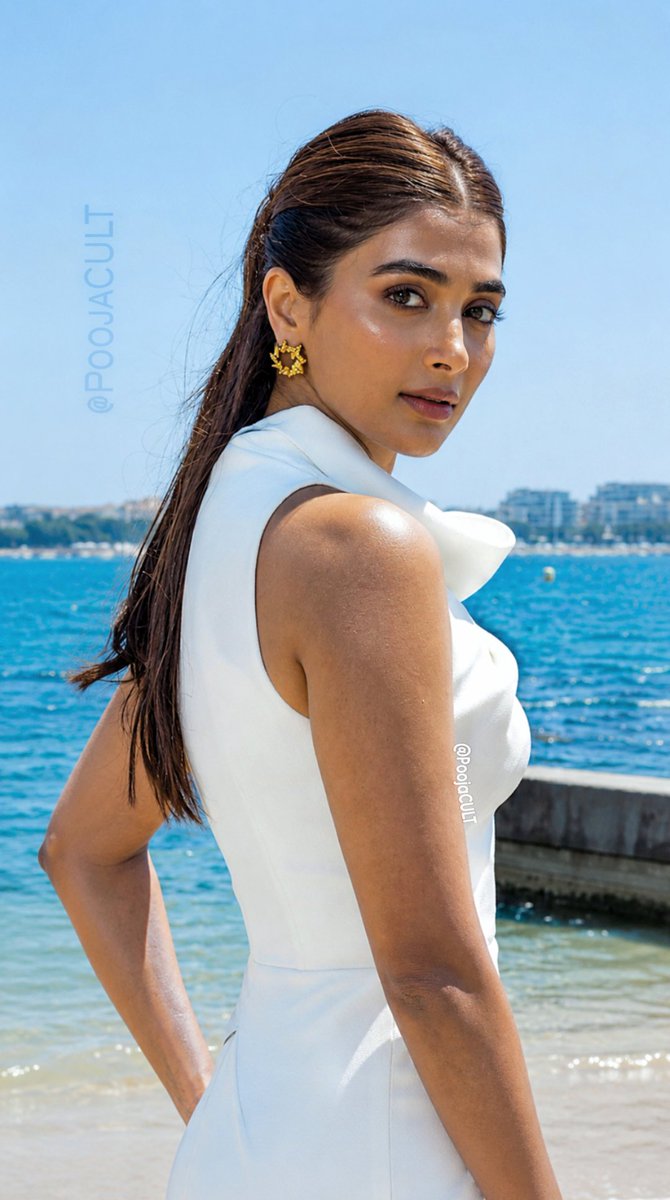 PoojaCULT's tweet photo. "Serving elegance so effortlessly, the ocean became the background. 🌊🤍" https://t.co/ARhntuspem