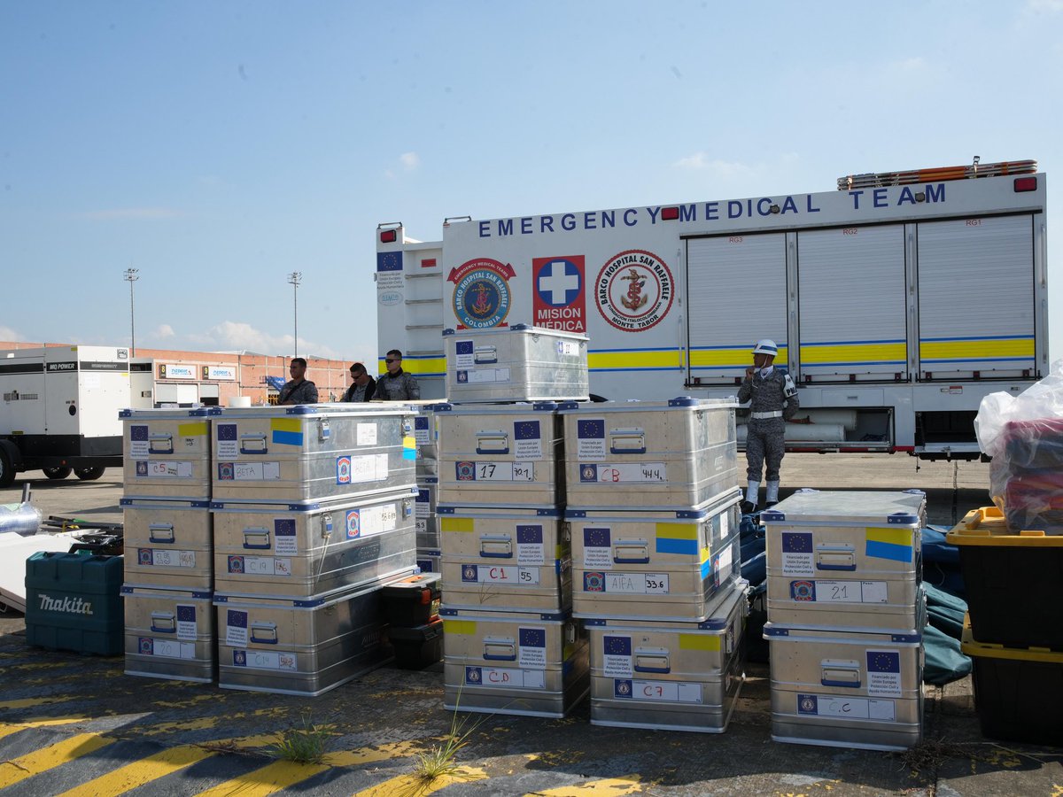 UNGRD's tweet photo. ✈️ ¡Despegó una nueva misión humanitaria de Colombia hacia #Venezuela!

En coordinación con @minSaludCol, la UNGRD despliega una nueva misión humanitaria para fortalecer la atención médica a los damnificados por el terremoto.

La misión transporta:

• 🏥 El hospital de campaña de la Fundación @barcohospital San Raffaele.
• 👩‍⚕️ 35 profesionales del Emergency Medical Team (EMT) Colombia.
• 🛏️ 12 camas hospitalarias de la #UNGRD.
• 📦 1.000 bolsas para el manejo digno de cadáveres donadas por la @FiscaliaCol.
• 😷 5.000 tapabocas donados por ciudadanos.

El hospital móvil será instalado en Caracas y tendrá capacidad para atender 150 pacientes diarios. #GestiónQueDaConfianza
