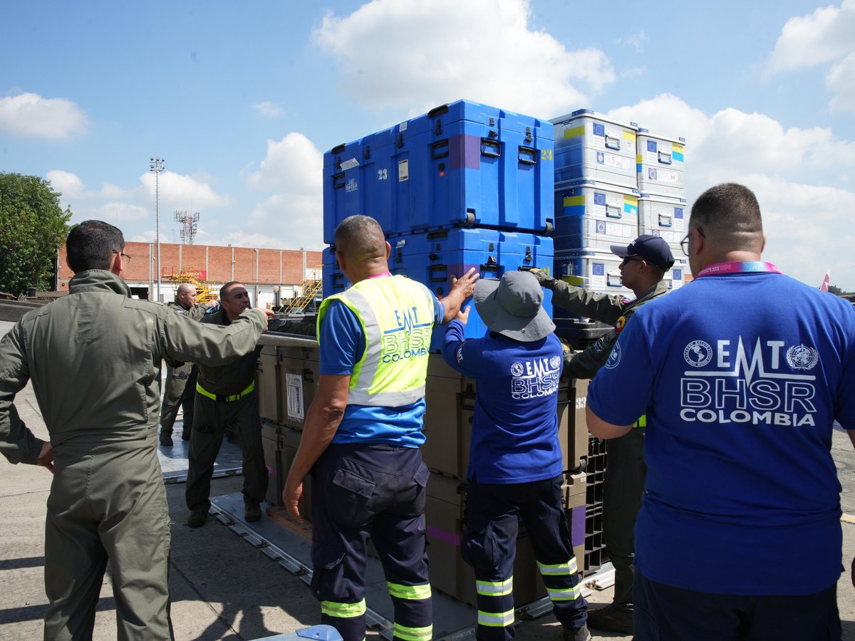 UNGRD's tweet photo. ✈️ ¡Despegó una nueva misión humanitaria de Colombia hacia #Venezuela!

En coordinación con @minSaludCol, la UNGRD despliega una nueva misión humanitaria para fortalecer la atención médica a los damnificados por el terremoto.

La misión transporta:

• 🏥 El hospital de campaña de la Fundación @barcohospital San Raffaele.
• 👩‍⚕️ 35 profesionales del Emergency Medical Team (EMT) Colombia.
• 🛏️ 12 camas hospitalarias de la #UNGRD.
• 📦 1.000 bolsas para el manejo digno de cadáveres donadas por la @FiscaliaCol.
• 😷 5.000 tapabocas donados por ciudadanos.

El hospital móvil será instalado en Caracas y tendrá capacidad para atender 150 pacientes diarios. #GestiónQueDaConfianza