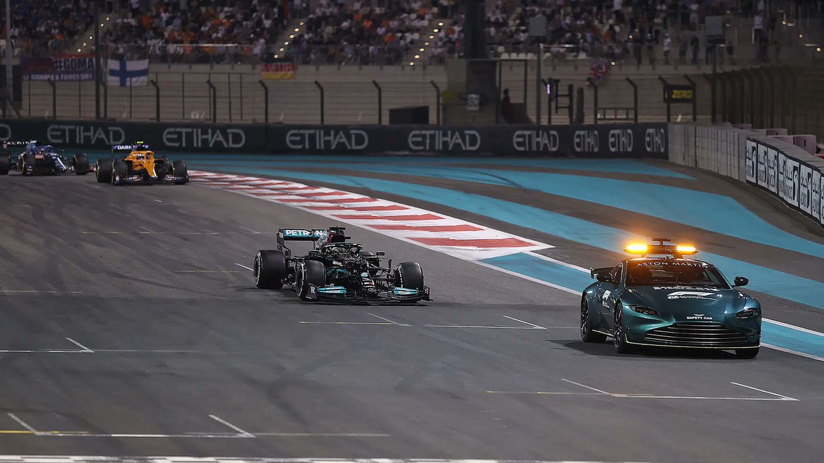 wheeltowheel_id's tweet photo. Yang dilakukan stewards kali ini saat periode Safety Car berkaitan dengan bagian regulasi yang sempat menjadi pusat kontroversi di Abu Dhabi 2021, yakni aturan mengenai lapped cars.

Pernyataan FIA: Regulasi periode Safety Car, Pasal B5.13.5, menyatakan bahwa satu putaran harus diselesaikan setelah prosedur unlapping selesai dilakukan. Prosedur tersebut telah dijalankan oleh Race Operations sesuai aturan. Namun, pesan "Safety Car In This Lap" sempat ditampilkan secara keliru akibat adanya kesalahan pada perangkat lunak (software).

Pada insiden kali ini, stewards hanya menjalankan prosedur sebagaimana diatur dalam Sporting Regulations. Karena pengumuman "lapped cars may now overtake" baru diberikan pada lap 51, regulasi mengharuskan Safety Car tetap berada di lintasan selama satu lap penuh berikutnya, yaitu lap 52, sebelum akhirnya boleh masuk ke pit.

Namun, karena lap 52 merupakan lap terakhir balapan, Safety Car tidak memiliki kesempatan untuk masuk ke pit sebelum finis. Alhasil, balapan pun harus berakhir di belakang Safety Car, sesuai dengan regulasi yang berlaku.

Tapi, ironisnya, yang dirugikan dari dua keputusan stewards yang keterbalikan ini adalah pembalap yang sama, yaitu Lewis Hamilton....