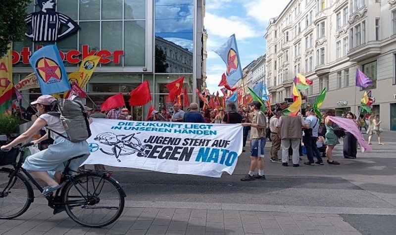 GazeteAlinteri6's tweet photo. 📌Viyana’da NATO’ya Öfke: Emperyalist Savaş Politikaları Protesto Edildi

4 Temmuz Cumartesi günü 7-8 Temmuz tarihlerinde Ankara’da gerçekleştirilecek NATO toplantısını protesto etmek amacıyla kitlesel bir eylem düzenlendi👇

https://t.co/YG5p88hTVI https://t.co/3Ba1sHupow