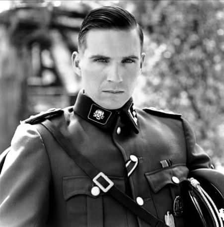Ricardo_1934's tweet photo. Ralph Fiennes realizou um teste para A Lista de Schindler tão intenso e perturbador que o diretor Steven Spielberg teria precisado sair da sala para se recompor.

No set, uma sobrevivente do Holocausto chamada Mila Pfefferberg, ao conhecer Ralph Fiennes, começou a tremer de forma incontrolável. Sua atuação foi tão vívida e fiel ao Goeth da vida real que trouxe de volta memórias traumáticas para ela.

A profundidade de ameaça e realismo frio que Fiennes trouxe ao papel deixou uma impressão duradoura em todos os presentes e, no final das contas, lhe rendeu aclamação internacional como um dos vilões mais assombrantes da história do cinema.